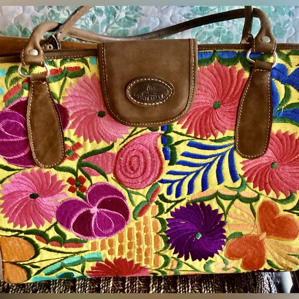 Women’s Handmade embroidered bag from Guatemala. Perfect for summer